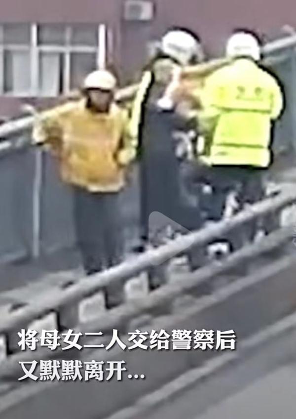年轻妈妈放下孩子欲跳桥轻生！下一秒，英雄出现了…