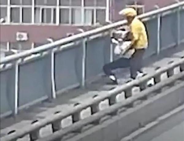 狂奔拽回跳桥女子的外卖小哥找到了！获奖1万元，他打算......