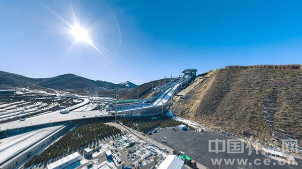 “飞临”探秘冬奥场馆：林海雪原里的“雪如意”
