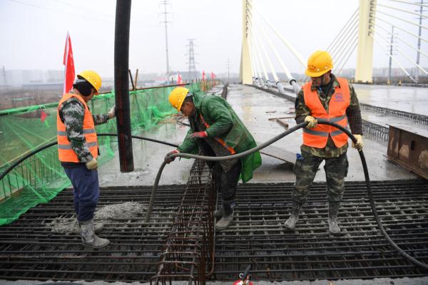 1月27日,中鐵四局施工人員在引江濟淮玉蘭大道橋合龍施工現場作業.