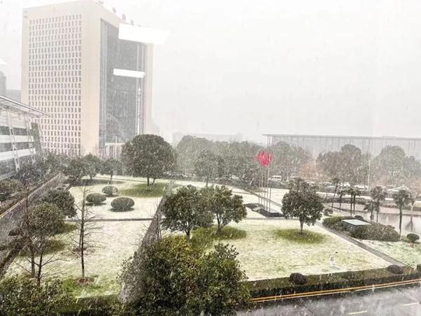 武汉，下雪了！湖北暴雪预警又来了