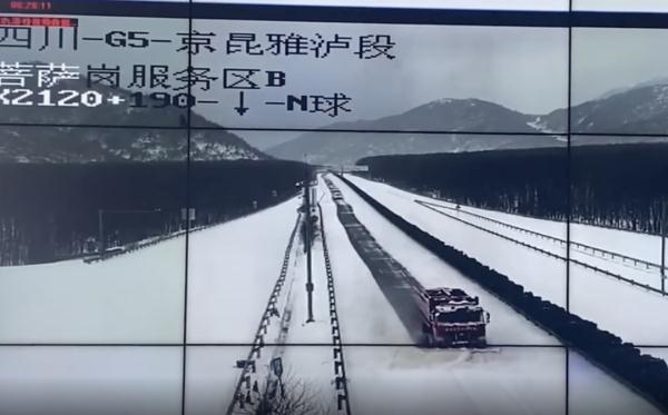 积雪过膝!雅西高速实施交通管制 积雪过膝!雅西高速实施交通管制