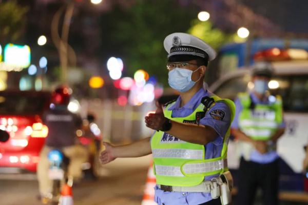 一家人就要齐齐整整？顺德男子酒驾被查，没想到更离谱的事来了