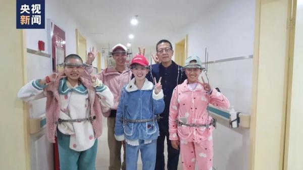 他是病人的救命稻草 打开他们久被折叠的人生 他是病人的救命稻草 打开他们久被折叠的人生