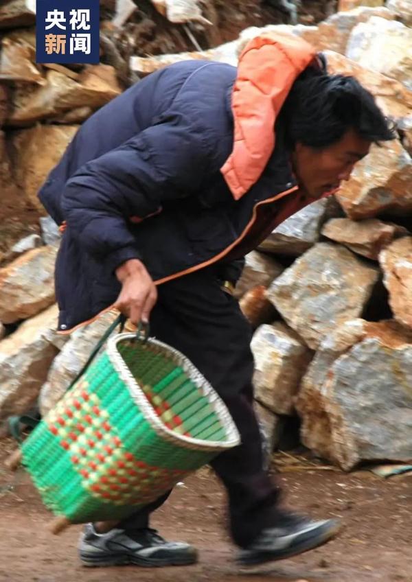 他是病人的救命稻草 打开他们久被折叠的人生 他是病人的救命稻草 打开他们久被折叠的人生