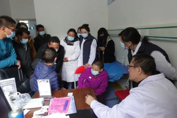 他是病人的救命稻草 打开他们久被折叠的人生 他是病人的救命稻草 打开他们久被折叠的人生