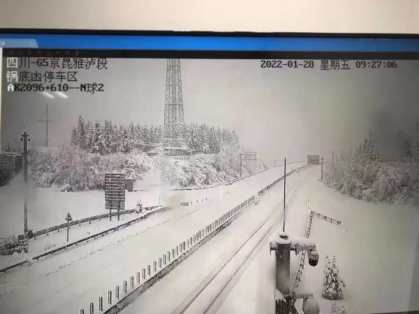 积雪过膝!雅西高速实施交通管制 积雪过膝!雅西高速实施交通管制