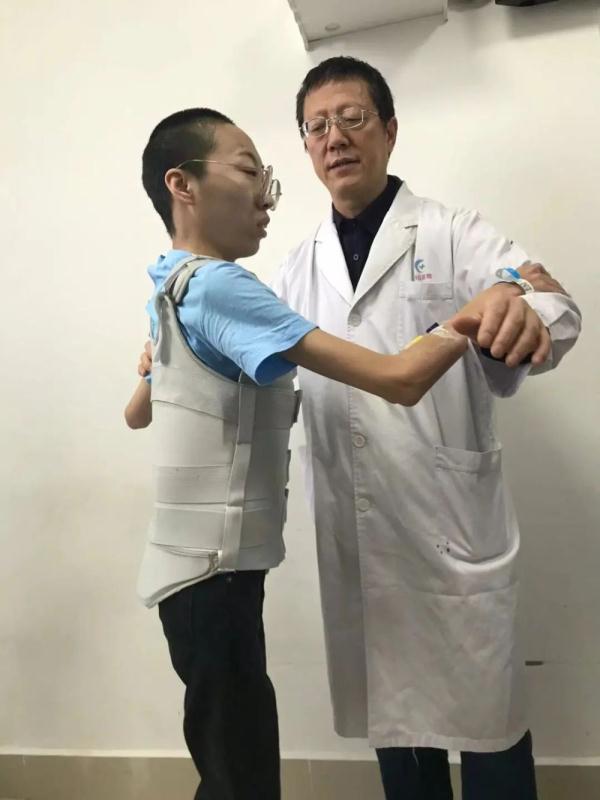 他是病人的救命稻草 打开他们久被折叠的人生 他是病人的救命稻草 打开他们久被折叠的人生