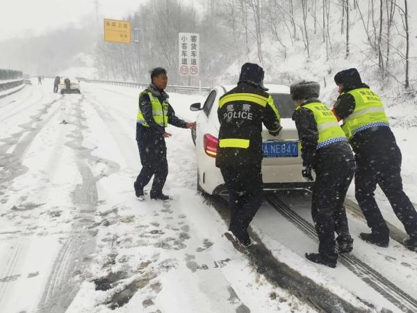 积雪过膝!雅西高速实施交通管制 积雪过膝!雅西高速实施交通管制