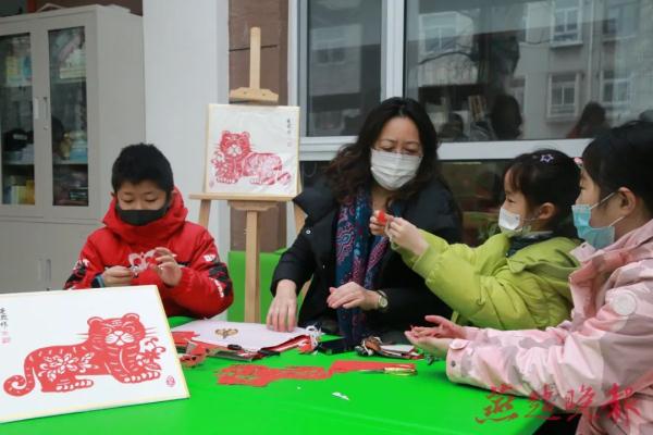 剪窗花、蒸花馍、印年画……6位非遗项目代表性传承人带孩童体验中国传统年俗