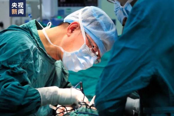 他是病人的救命稻草 打开他们久被折叠的人生 他是病人的救命稻草 打开他们久被折叠的人生