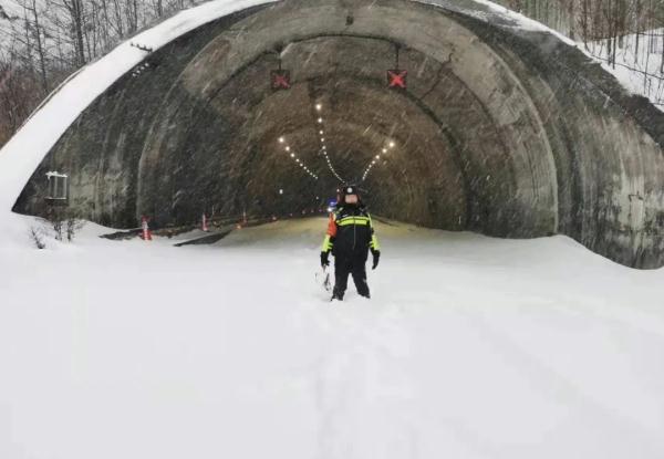 积雪过膝!雅西高速实施交通管制 积雪过膝!雅西高速实施交通管制