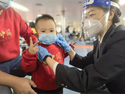 万吨巨轮铿锵玫瑰：铁路渡轮客运员张研的春运一天