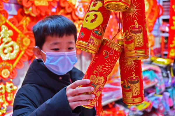 市民在山东省枣庄市年货一条街上选购新年饰品