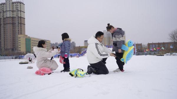 “萌翻”了！滑雪抗摔神器“小乌龟”护臀成中国雪场亮丽风景线