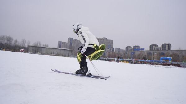 “萌翻”了！滑雪抗摔神器“小乌龟”护臀成中国雪场亮丽风景线