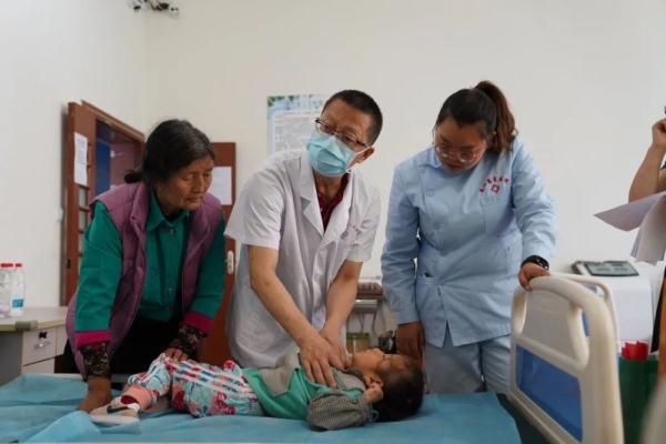 他是病人的救命稻草 打开他们久被折叠的人生 他是病人的救命稻草 打开他们久被折叠的人生