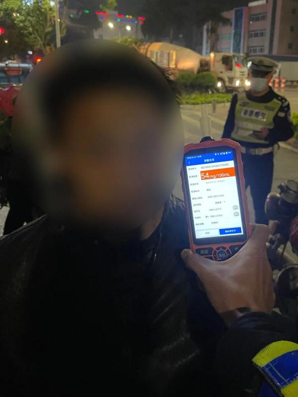 一家人就要齐齐整整？顺德男子酒驾被查，没想到更离谱的事来了