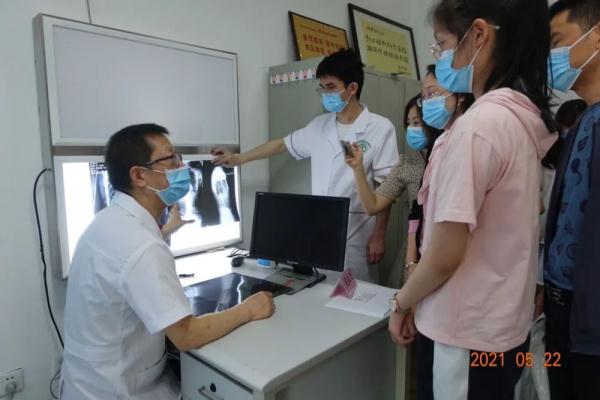 他是病人的救命稻草 打开他们久被折叠的人生 他是病人的救命稻草 打开他们久被折叠的人生