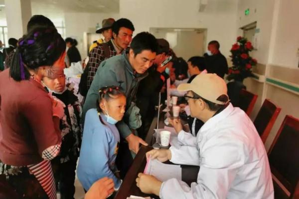 他是病人的救命稻草 打开他们久被折叠的人生 他是病人的救命稻草 打开他们久被折叠的人生