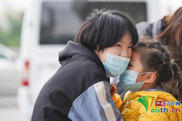 “温暖的抱抱”是春运里的暖 “温暖的抱抱”是春运里的暖
