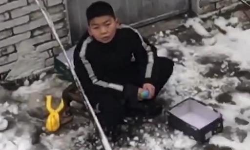 弟弟为看守姐姐的雪鸭子，坐楼下2小时！网友：我弟一脚踹一个……