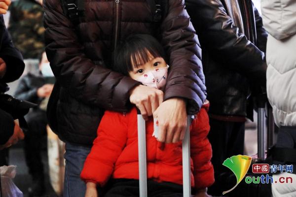 “温暖的抱抱”是春运里的暖 “温暖的抱抱”是春运里的暖