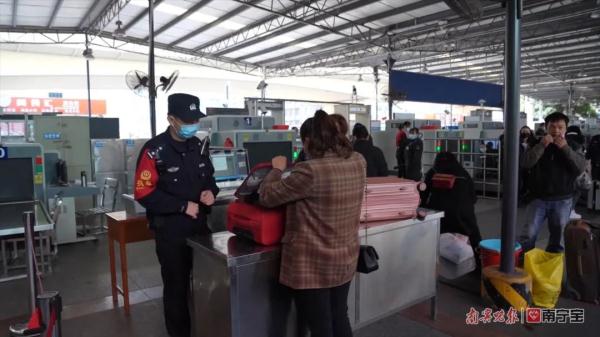 两伐木工乘火车夹带“拖油瓶”，一时疏忽挨拘留……