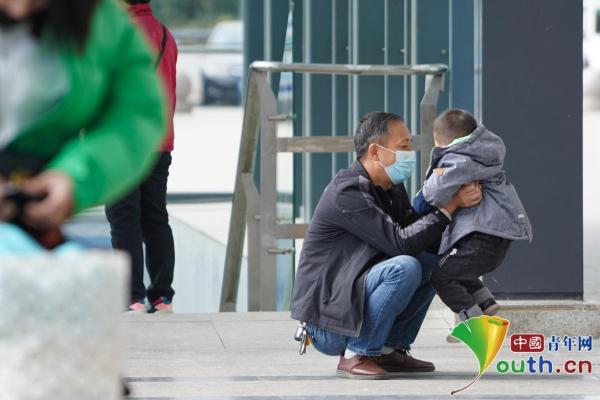 “温暖的抱抱”是春运里的暖 “温暖的抱抱”是春运里的暖