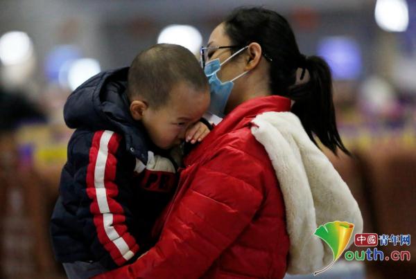 “温暖的抱抱”是春运里的暖 “温暖的抱抱”是春运里的暖