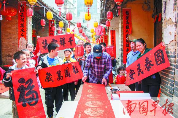 舞狮子、写春联……“新年气氛组”上线，造势哪家强