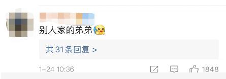 弟弟为看守姐姐的雪鸭子，坐楼下2小时！网友：我弟一脚踹一个……