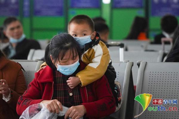 “温暖的抱抱”是春运里的暖 “温暖的抱抱”是春运里的暖