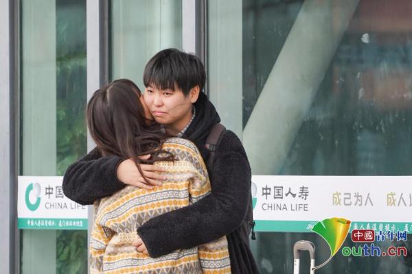 “温暖的抱抱”是春运里的暖 “温暖的抱抱”是春运里的暖