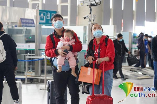 “温暖的抱抱”是春运里的暖 “温暖的抱抱”是春运里的暖