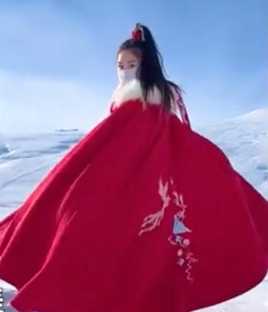 热点 | 穿汉服滑雪的小姐姐火到海外！“冰雪功夫”厉害了~
