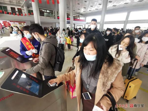 市民赶在除夕前回家过年，南宁市各大客运站迎来一波客流