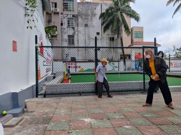 这大过年的大爷大妈去哪了