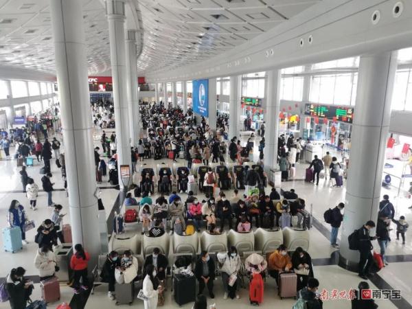 市民赶在除夕前回家过年，南宁市各大客运站迎来一波客流