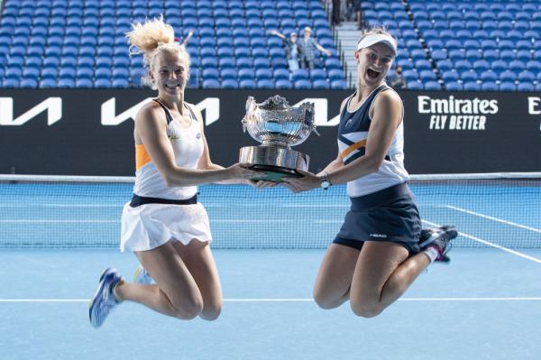 澳网女双决赛:克赖奇科娃/西尼亚科娃夺冠 澳网女双决赛:克赖奇科娃/西尼亚科娃夺冠