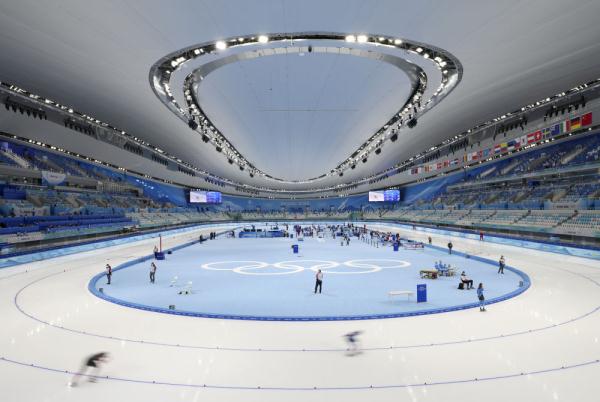 北京冬奥会速度滑冰冰丝带举行训练赛