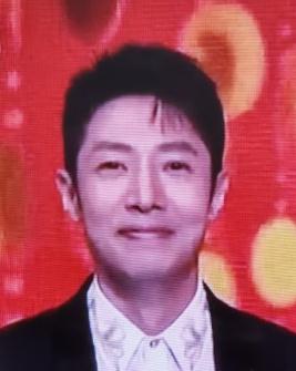 春晚舞台上，撒贝宁回应热搜了！