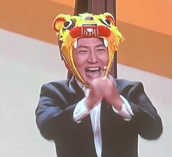 春晚舞台上，撒贝宁回应热搜了！