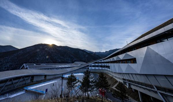 綿延的小海陀山上,嶄新的國家高山滑雪中心如飛燕展翅,國家雪車雪橇