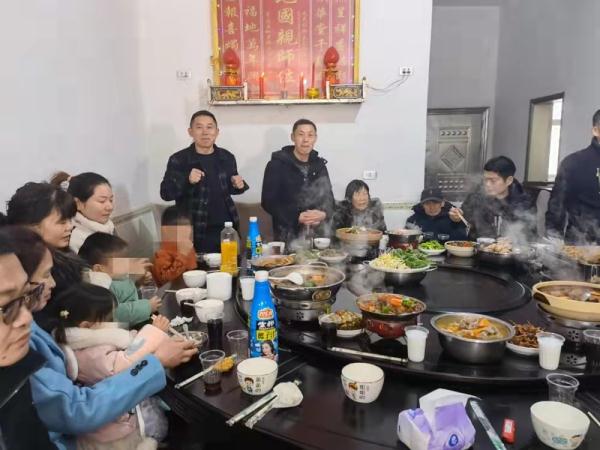 孙海洋一家吃上团年饭！他们说出了新年愿望