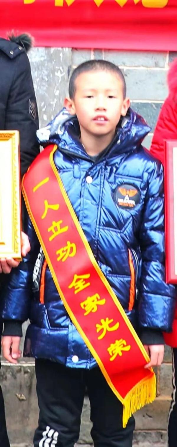 霸气侧漏军娃实力炫父