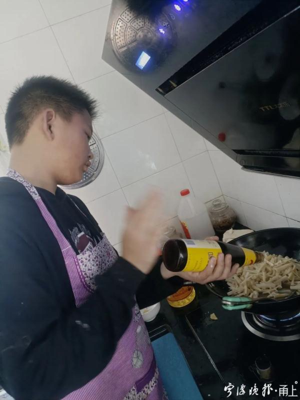 小学生除夕烧一桌大菜,家长们都羡慕了 小学生除夕烧一桌大菜,家长们都羡慕了