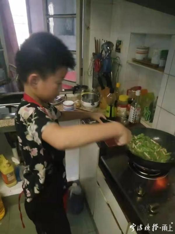 小学生除夕烧一桌大菜,家长们都羡慕了 小学生除夕烧一桌大菜,家长们都羡慕了