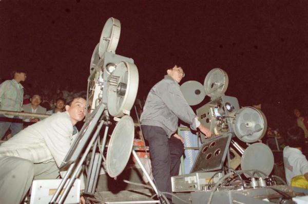 藏在电影里的春节记忆,一组照片看时代变迁… 藏在电影里的春节记忆,一组照片看时代变迁…