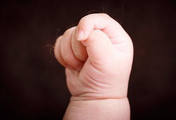 婴儿握拳表情包图片